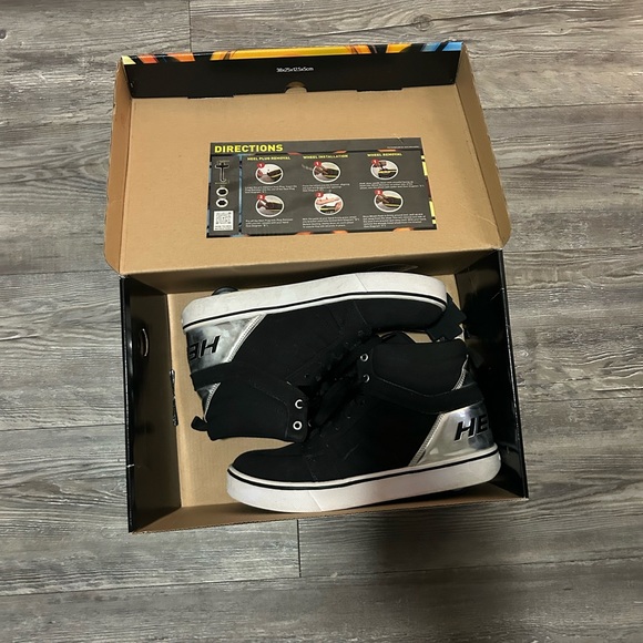 Heelys Black and Silver Oxfords - Picture 1 of 4
